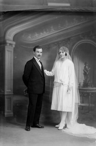Cécile Bizière : en mariée (vues 1-5), avec son mari, René Simonneau (vues 1-2, 6).
